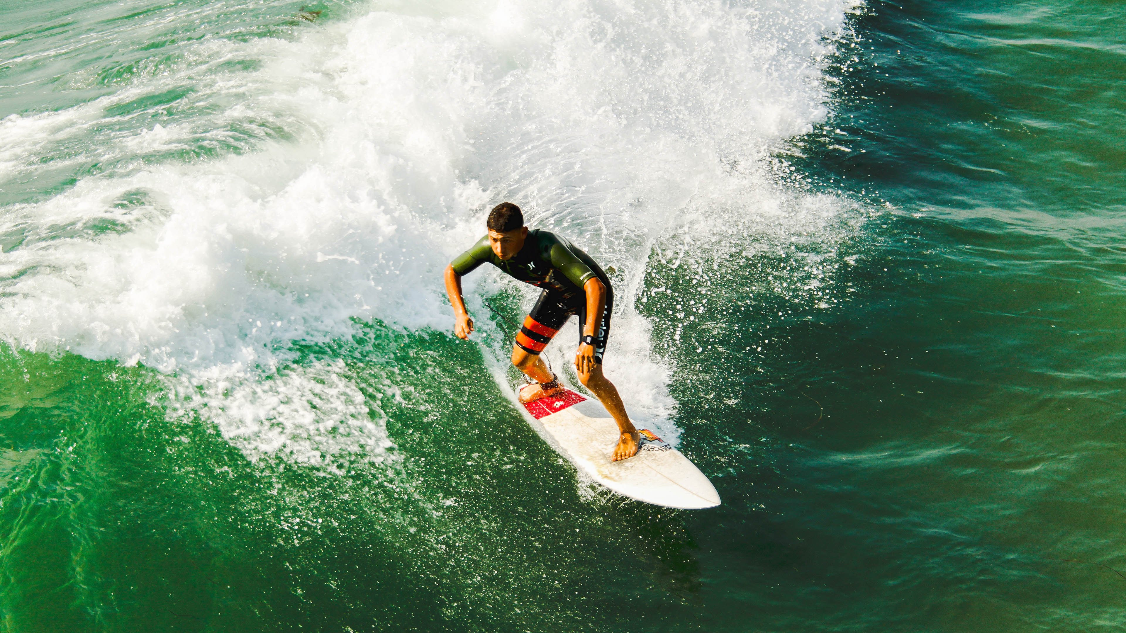 熊猫体育平台-防守艺术与进攻狂潮，戈麦斯锁死对手，AC米兰狂胜马里