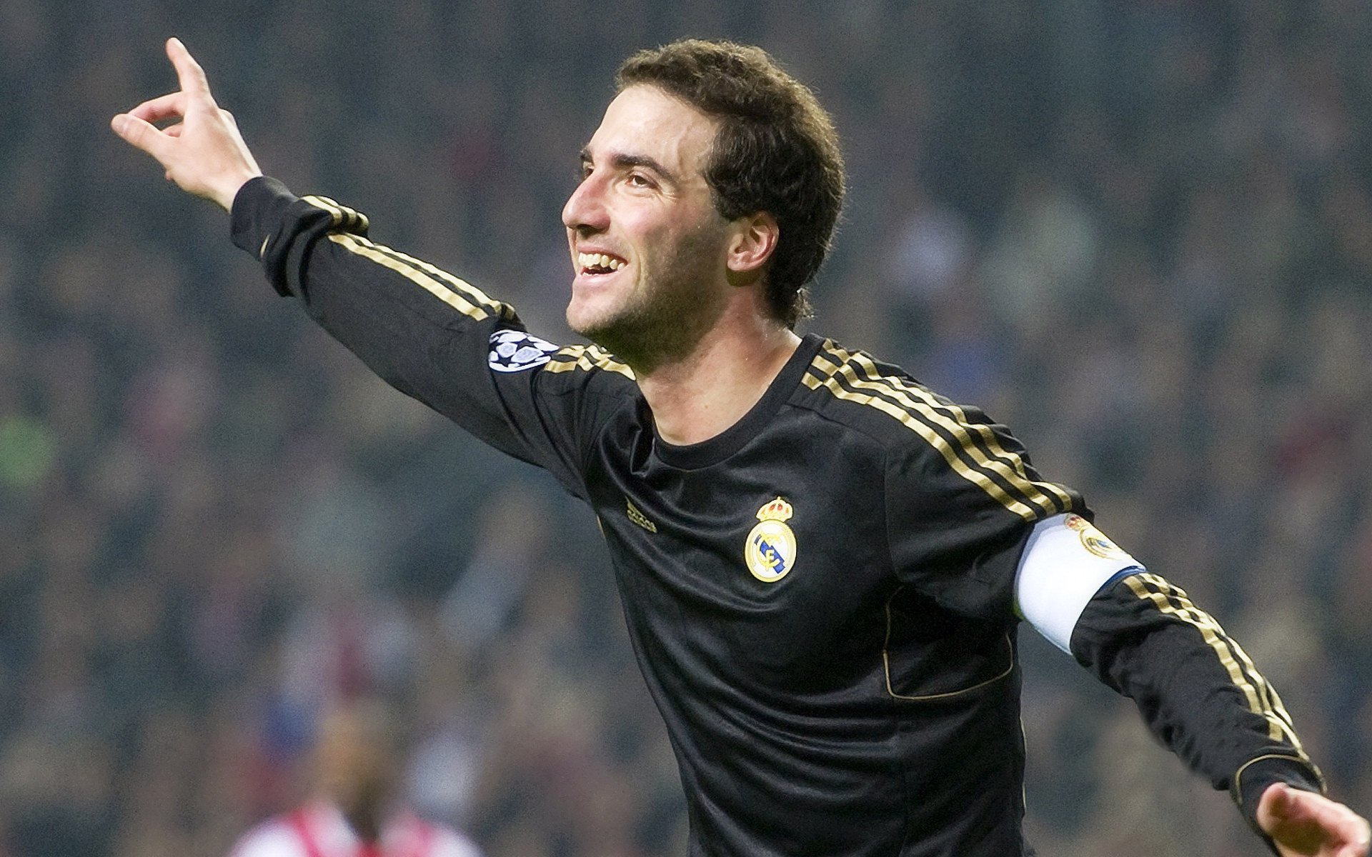 绿茵场上的双城记,西甲德比硝烟未散,拜仁险胜南非启示录