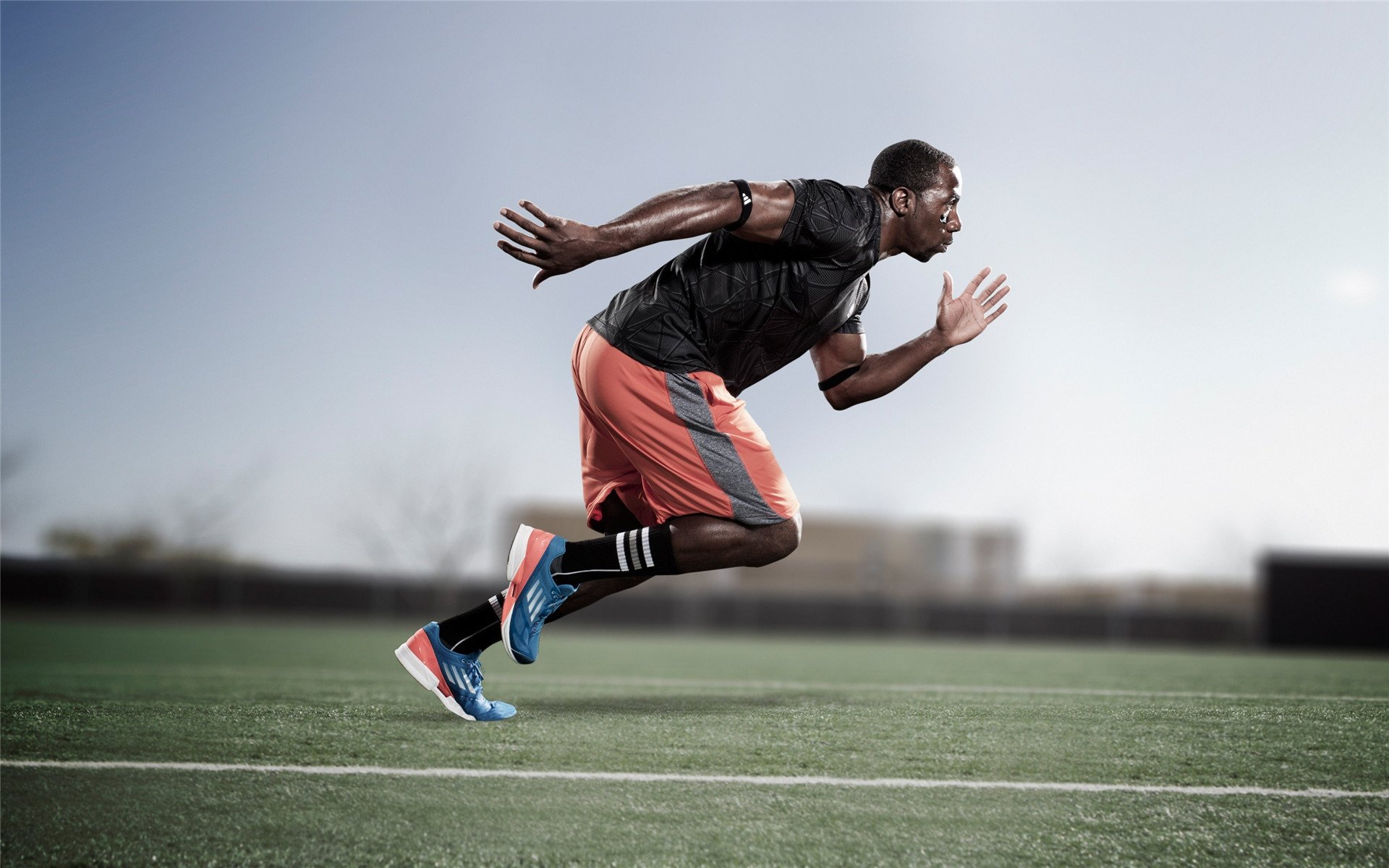 红色哀歌与橙色风暴，当二队成为F1的权力标尺，周冠宇为何是最后的孤勇者